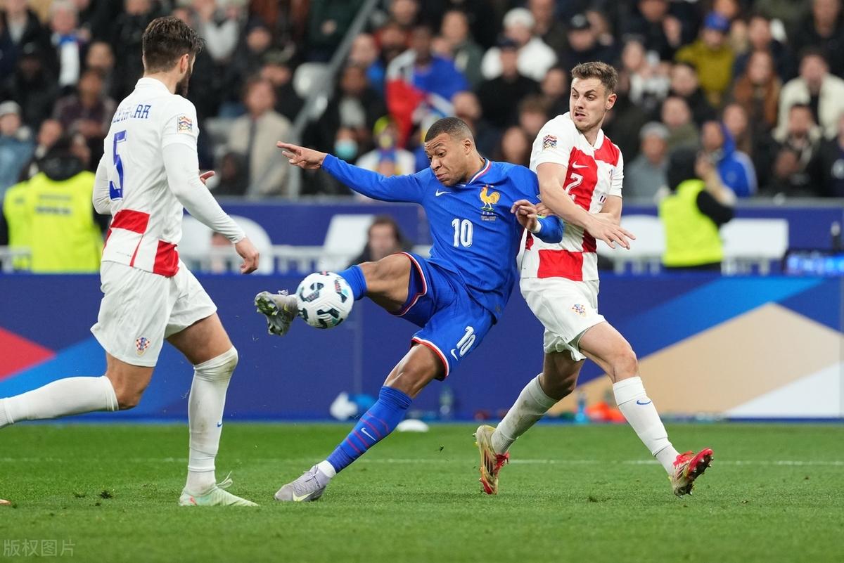 开云-姆巴佩重返赛场，战术调整首场状态出色，瑞士队观众沸腾！